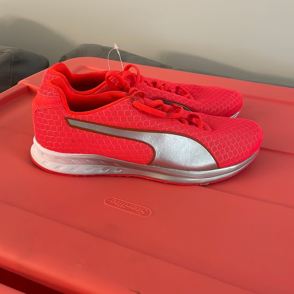 Brand new. Color is between orange and red. Size 9 women’s.